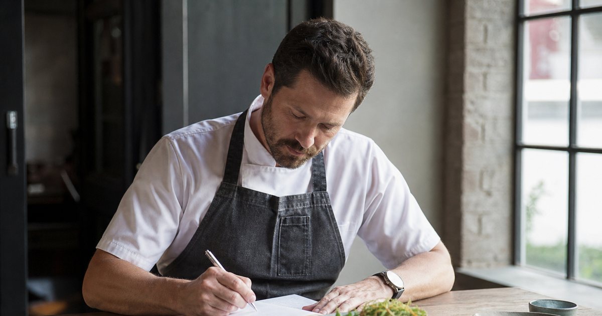 How should you price a menu using both plate cost and target margin?